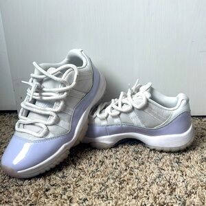 AIR JORDAN 11 LO WOMEN
Size 7 US